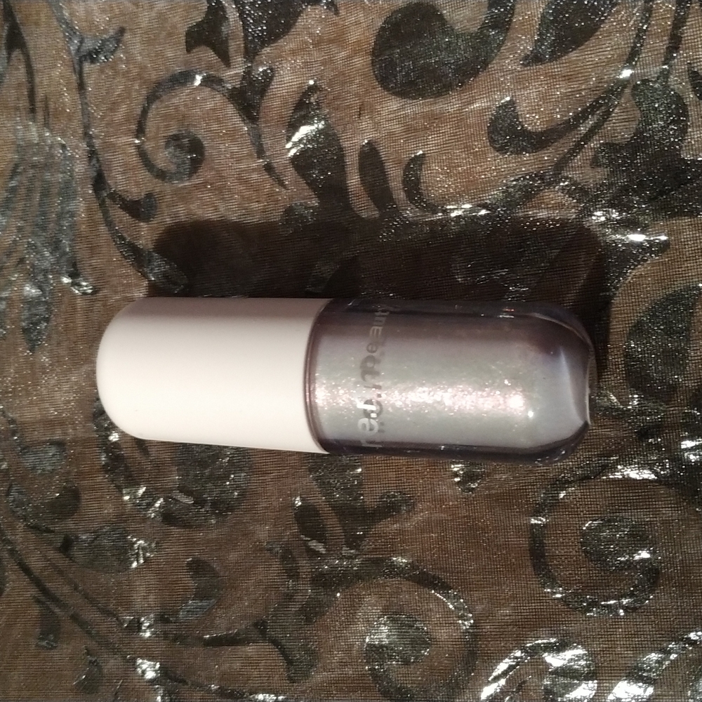 R.E.M. beauty (new)- Ariana Grande liquid eyeshadow